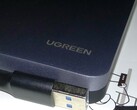 Caixa do disco rígido UGREEN USB C 2.5'' e cabo USB (Fonte: Própria)