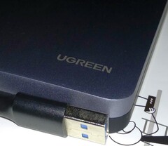 Caixa do disco rígido UGREEN USB C 2.5'' e cabo USB (Fonte: Própria)