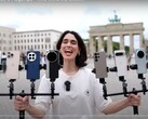 Vivo X200 Ultra coroado como o rei da fotografia com zoom. Uma pessoa segurando os telefones de teste na foto. (Fonte da imagem: Versus; cortada)