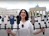 Vivo X200 Ultra coroado como o rei da fotografia com zoom. Uma pessoa segurando os telefones de teste na foto. (Fonte da imagem: Versus; cortada)