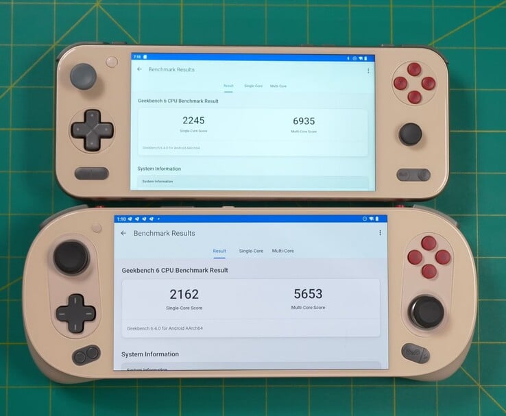 Ayaneo Pocket S2 (em cima) e Ayaneo Pocket Evo (embaixo) exibindo os resultados do benchmark de CPU Geekbench 6, mostrando pontuações mais altas de núcleo único e múltiplos núcleos no Pocket S2. (Fonte da imagem: Retro Game Corps)