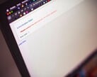 Tela de laptop exibindo um erro de “Autenticação Falhada” após uma tentativa de login malsucedida.