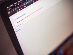 Tela de laptop exibindo um erro de “Autenticação Falhada” após uma tentativa de login malsucedida.