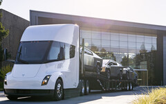 A Tesla também apresentou o Cybertruck na parte traseira do Semi, indicando que talvez algumas entregas sejam feitas por meio do caminhão elétrico. (Fonte da imagem: Tesla)