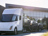 A Tesla também apresentou o Cybertruck na parte traseira do Semi, indicando que talvez algumas entregas sejam feitas por meio do caminhão elétrico. (Fonte da imagem: Tesla)