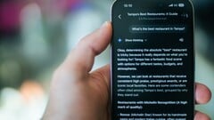 Alguém usando o celular para encontrar um restaurante com o Gemini