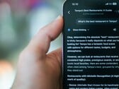 Alguém usando o celular para encontrar um restaurante com o Gemini
