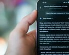 Alguém usando o celular para encontrar um restaurante com o Gemini