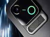 A iQOO revelou o design traseiro do Pad Ultra. Na foto: o conjunto de câmeras e a abertura de ventilação traseira do tablet.