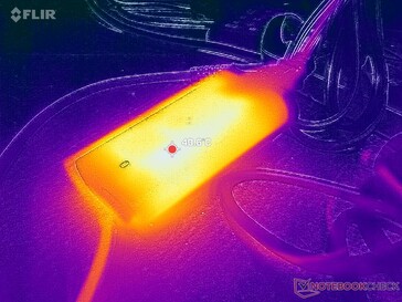 O adaptador CA atinge mais de 41 °C ao operar cargas exigentes