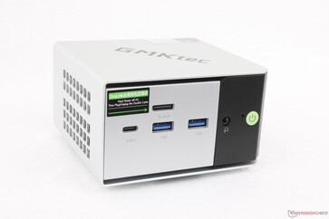 Frontal: USB-C 4.0 com DisplayPort 1.4 + Power Delivery 3.0 (40 Gbps), 2x USB-A 3.2 (10 Gbps), OcuLink (PCIe4 x4), fone de ouvido de 3,5 mm, botão Liga/Desliga