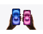 Uma imagem promocional do iPhone 16 que mostra dois pares de mãos segurando duas variantes de cores diferentes em um fundo cinza. (Fonte da imagem: Apple)