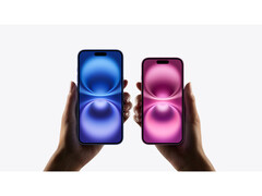 Uma imagem promocional do iPhone 16 que mostra dois pares de mãos segurando duas variantes de cores diferentes em um fundo cinza. (Fonte da imagem: Apple)