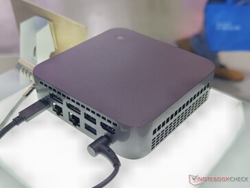 Portas traseiras do Asus ExpertCenter PN54 (fonte da imagem: Notebookcheck)