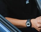 Pessoa usando o relógio Casio G-Shock DW5600TT25-1 x Toyo Tires enquanto está sentada dentro de um carro.