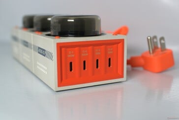 2 portas USB-C são classificadas para 140W e 100W, e as outras duas para 30W de saída.