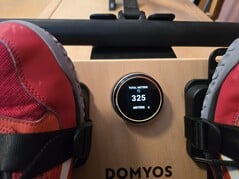 O visor é pequeno, mas fácil de ler. As informações mudam automaticamente.