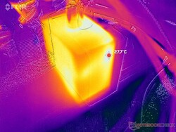 O adaptador CA permanece relativamente frio, abaixo de 28 °C, ao executar cargas exigentes