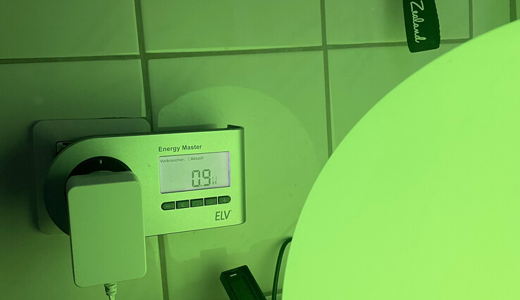 Um máximo de 1 watt (aqui 0,9 watts) é consumido pelo Eve Flare quando ele está definido como verde. (foto: Andreas Sebayang/Notebookcheck.com)