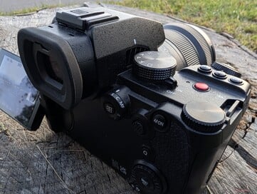 Muitos botões e seletores: A Lumix S5-II