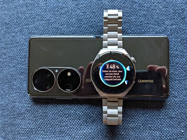 O Huawei Watch GT 3 Pro carrega sem fio através do padrão Qi, também em smartphones correspondentes