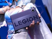 O Legion Y700 Infinite promete ser um tablet leve e fino. Na foto: imagem que mostra o tablet sendo segurado por um cosplayer. 