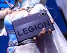 O Legion Y700 Infinite promete ser um tablet leve e fino. Na foto: imagem que mostra o tablet sendo segurado por um cosplayer.