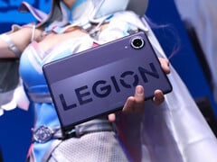 O Legion Y700 Infinite promete ser um tablet leve e fino. Na foto: imagem que mostra o tablet sendo segurado por um cosplayer.