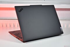 A CPU Ryzen 9 faz com que este Lenovo ThinkPad se destaque: A estação de trabalho móvel compacta oferece o melhor desempenho de CPU de qualquer laptop ThinkPad de 14 polegadas, na foto: Lenovo ThinkPad P14s Gen 6 AMD (fonte da imagem: Benjamin Herzig)