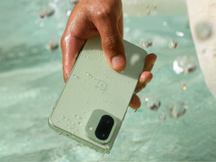 O OnePlus 15T terá as classificações IP69K, IP69, IP68 e IP66. Foto: uma imagem promocional mostrando a impermeabilidade do OnePlus 15R.