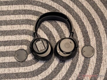 Painéis magnéticos removíveis para troca de baterias e conexão USB-C.