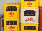 Caixas de plástico amarelas e brancas empilhadas, cheias de garrafas de cerveja Asahi, com texto japonês e logotipos vermelhos. (Fonte da imagem: Foto de Alazne Lazcano via Pexels)