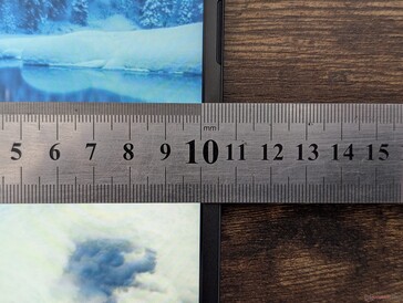 Molduras laterais estreitas para um modelo acessível