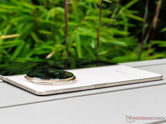 O Magic V5 é um dos smartphones dobráveis mais finos e leves que existem. (Fonte da imagem: Notebookcheck)