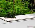 O Magic V5 é um dos smartphones dobráveis mais finos e leves que existem. (Fonte da imagem: Notebookcheck)