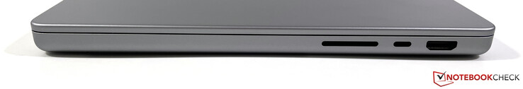 Lado direito: Leitor de cartões SD, USB-C c/ Thunderbolt 4 (40 Gbps, USB-4, DisplayPort, Power Delivery), HDMI 2.0