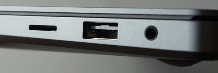 Direita: microSD, USB-A (5 Gbit/s), conector de áudio de 3,5 mm