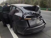 Um Tesla Model Y 2025 prova sua robustez em um acidente na China (Fonte da imagem: Aron Li n X)