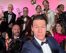 Elenco de The Studio comemorando os prêmios Emmy (Fonte da imagem: Apple.com)