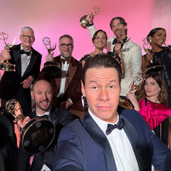 Elenco de The Studio comemorando os prêmios Emmy (Fonte da imagem: Apple.com)