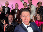 Elenco de The Studio comemorando os prêmios Emmy (Fonte da imagem: Apple.com)