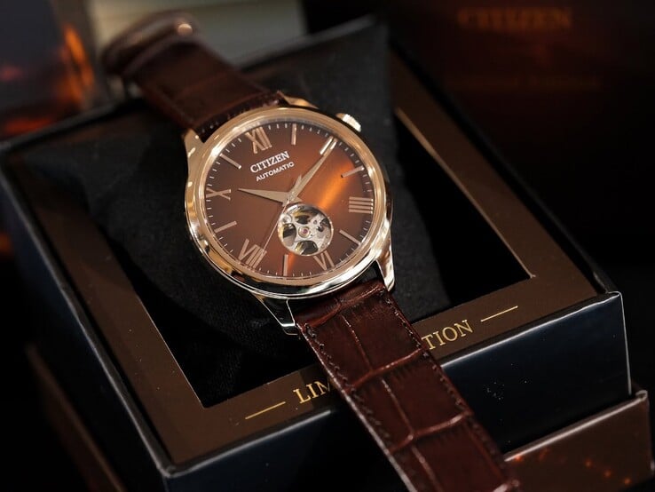 O relógio “Autumn Light” da marca Citizen repousa sobre uma almofada de cor clara dentro de uma caixa de apresentação escura e elegante. A borda interna da caixa apresenta letras douradas com a inscrição “EDIÇÃO LIMITADA”.