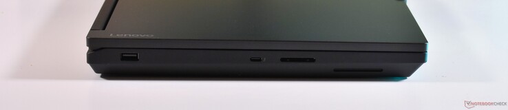 esquerda: USB-A 3.2 Gen 1, Thunderbolt 4, cartão SD