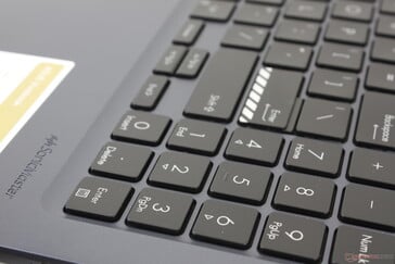 O deck do teclado não é plano com a palma da mão, ao contrário do design mais antigo do VivoBook