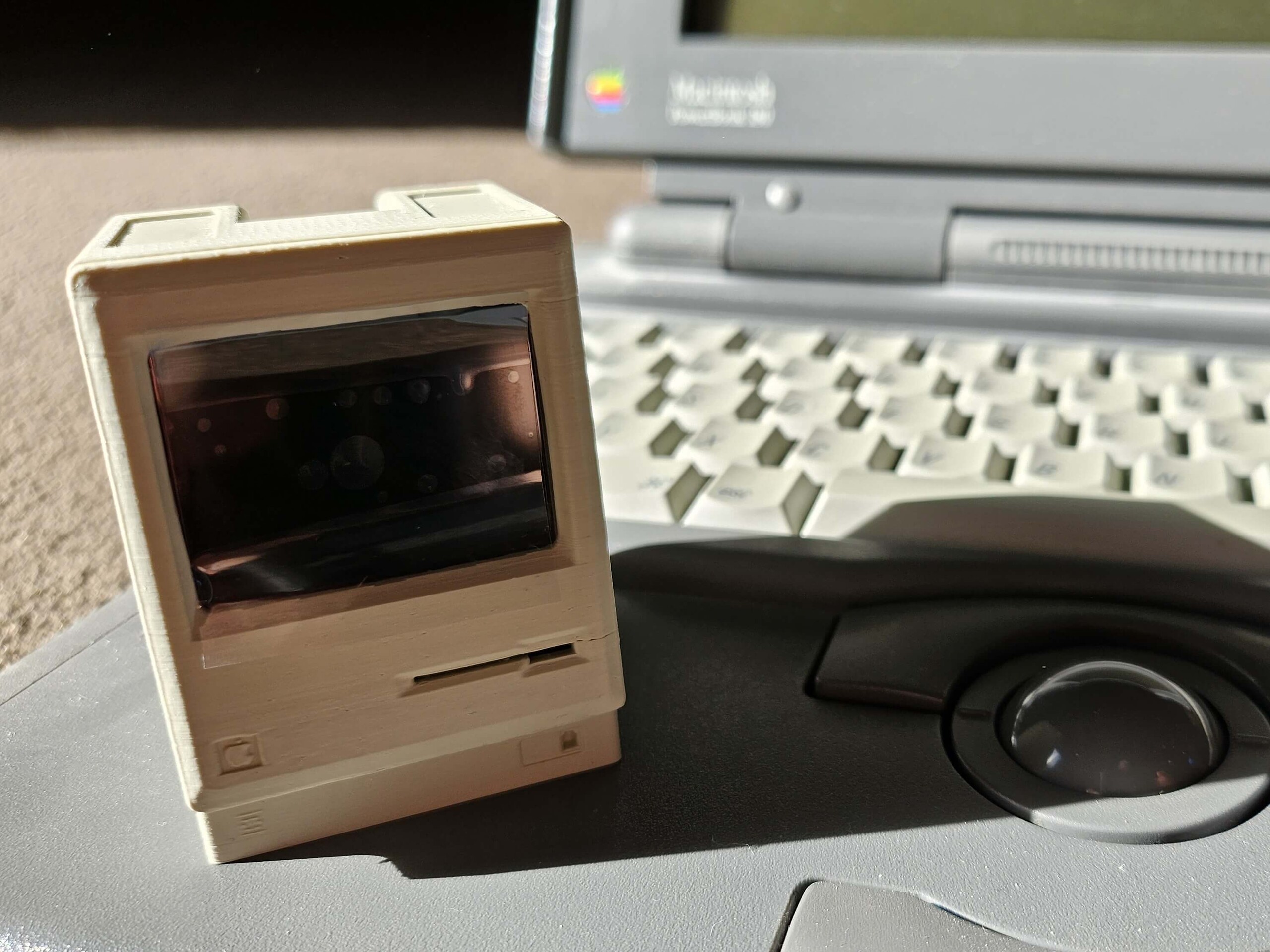 O Pico Mac Nano tem apenas 6 cm de altura, como mostra a comparação com o Powerbook 180 ao fundo.