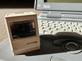 O Pico Mac Nano tem apenas 6 cm de altura, como mostra a comparação com o Powerbook 180 ao fundo.