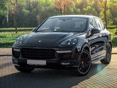 O Porsche Cayenne visto nesta foto poderá em breve ser ultrapassado por uma nova SUV elétrica feita pelo fabricante alemão de carros esporte (Imagem: Ivan Kazlouskij)