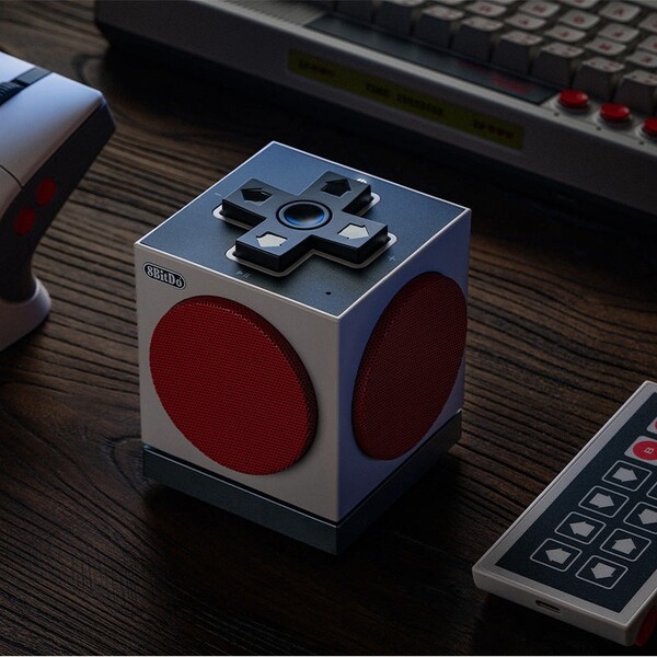 O Retro Cube 2 Speaker - N Edition tem controles no estilo D-Pad na parte superior. (Fonte da imagem: 8BitDo)