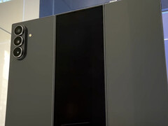 O Galaxy Z TriFold é fotografado na parte traseira em seu estado totalmente desdobrado. (Fonte da imagem: SBS Korea via Omokgyo Electronics Mall - editado)