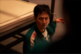 Gi-hun não está apenas fisicamente preso na terceira temporada; ele está emocionalmente encurralado, forçado a confrontar as partes de si mesmo das quais não pode mais fugir. (Fonte da imagem: Netflix)